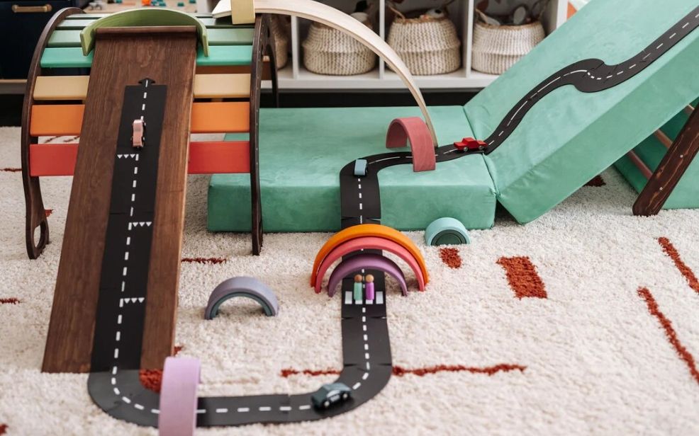 Offrir un jouet utile : pensez au circuit de voitures flexible