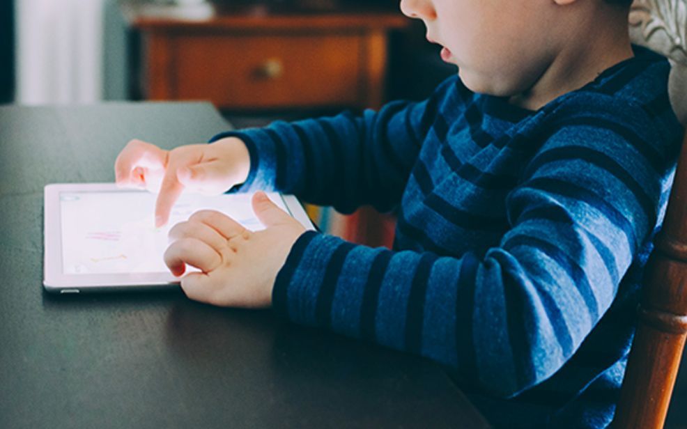 Comment éloigner mon enfant des écrans ?