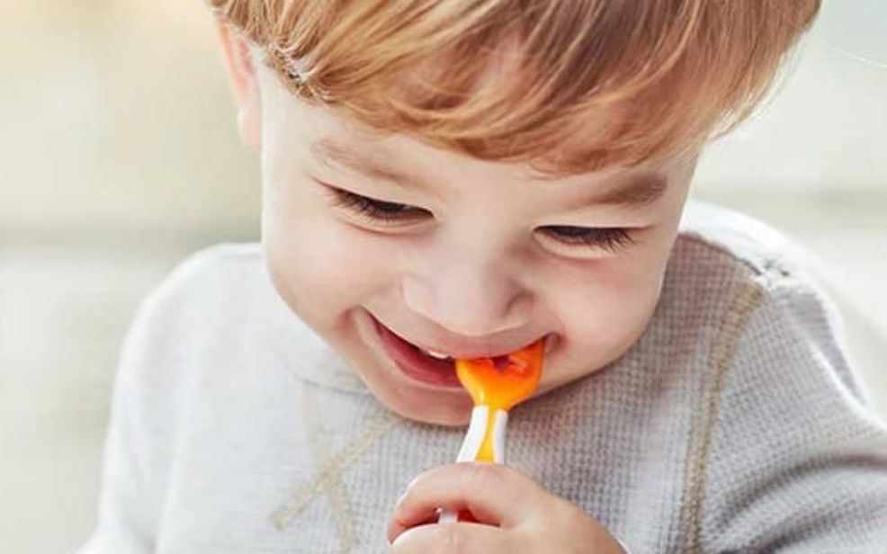 Choisir le matériel adapté aux repas de bébé : les conseils d’une ergothérapeute